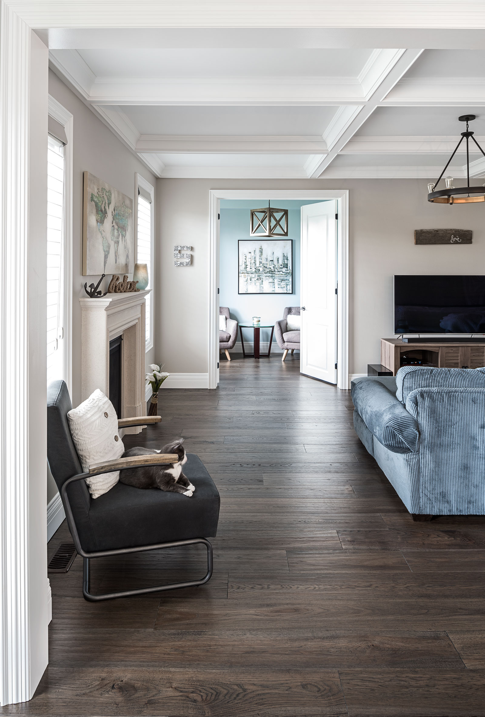 Không gian phòng khách sử dụng sàn gỗ Walnut tự nhiên